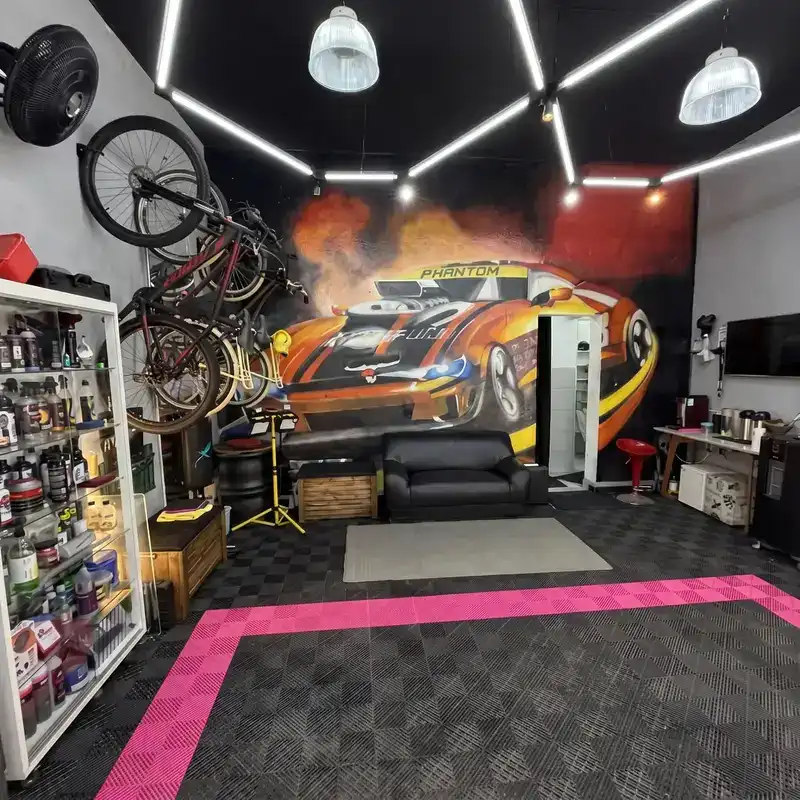 Ambiente com personalidade – Grafite exclusivo e lounge confortável para o cliente