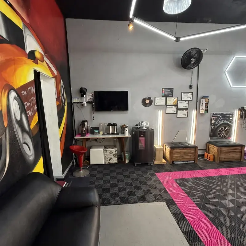 Espera com conforto – Café, TV e os certificados do Sérgio à vista