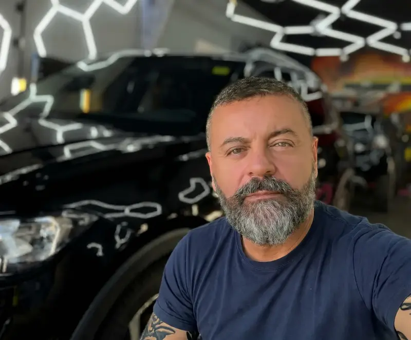 Sérgio, proprietário da RS Auto Care, no estúdio